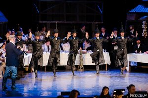 Humanistinio užtaiso kupinas miuziklas „Smuikininkas ant stogo“ stebins debiutais