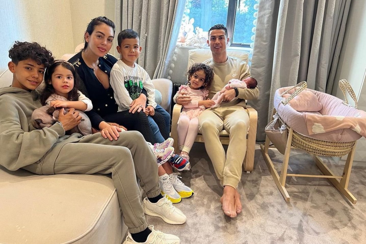  Cristiano Ronaldo su Georgina Rodriguez, kūdikiu ir kitais vaikais.<br> Instagramo nuotr.