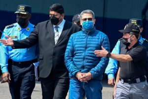 Narkotikų kontrabanda įtariamas Hondūro eksprezidentas išduotas JAV