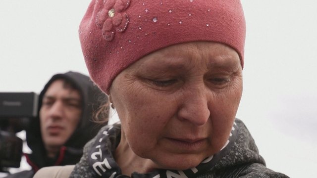 Evakuacijos autobusai iš Mariupolio pasiekė Žaporižią: išlipę žmonės netramdė ašarų