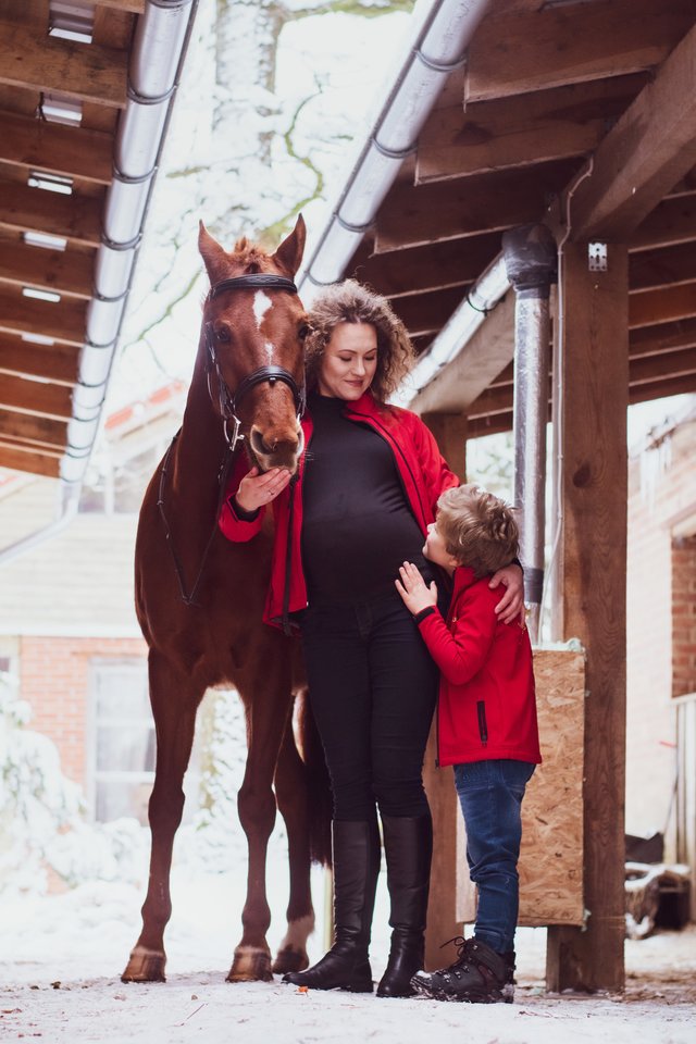  Ugnė neįsivaizduoja savo gyvenimo be žirgų, tad ir nėštumas nėra kliūtis.<br> „Foto mamos“ nuotr.