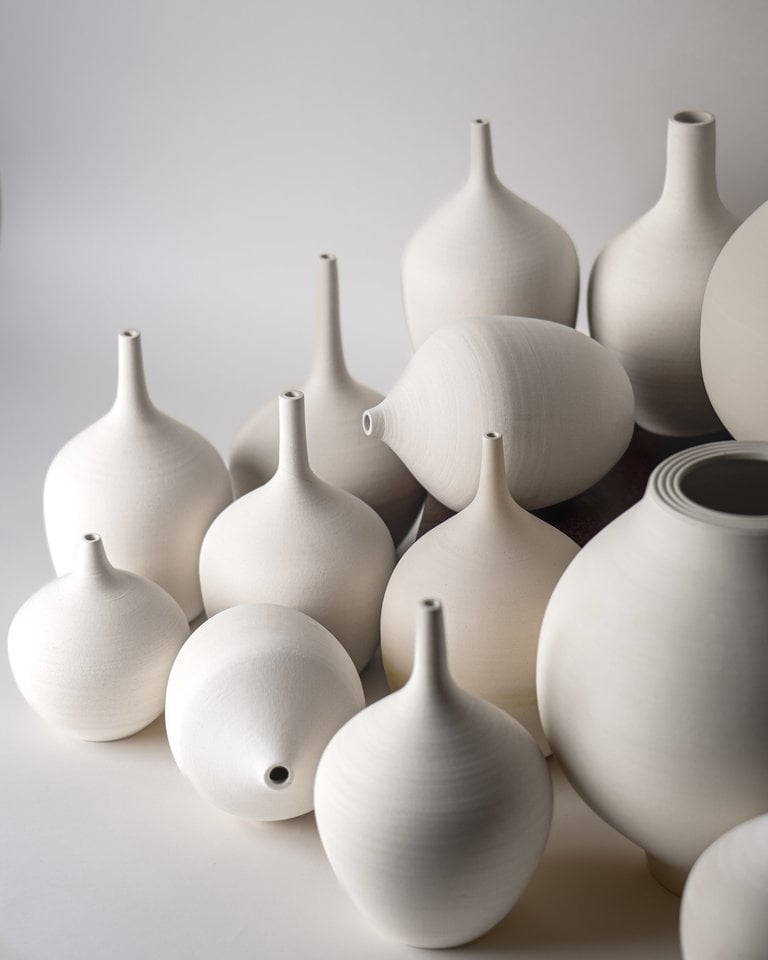 Keramikas gražiausias vazas parduoda, o ne itin vykusios lieka namuose.<br>P.Vengialio nuotr.