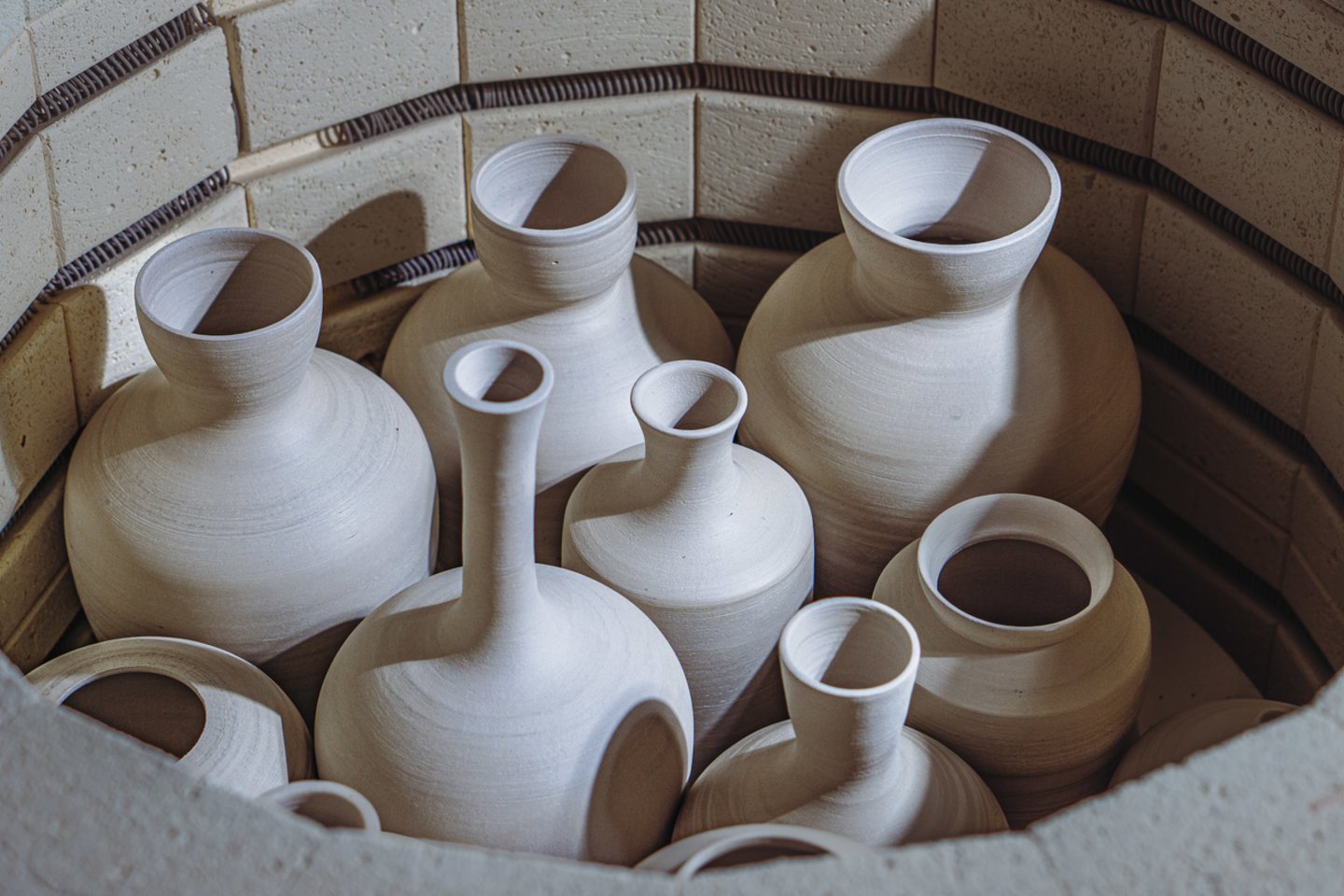 Keramikas gražiausias vazas parduoda, o ne itin vykusios lieka namuose.<br>P.Vengialio nuotr.