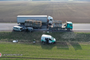 Greta Marijampolės susidūrus penkiems automobiliams nukentėjo 2 policininkai ir 2 užsieniečiai