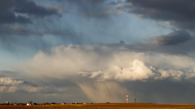 Dangų aptraukę debesys prapliups: žadamas gausus lietus visoje šalyje