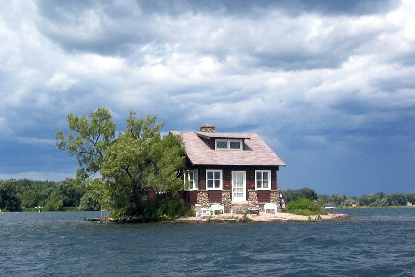 „Sala, kurioje vos pakanka vietos“.<br> Wikimedia Commons.