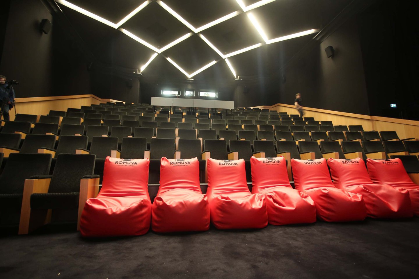  Kaune po penkerius metus trukusios rekonstrukcijos atidarytas seniausias šalyje kino teatras „Romuva“.<br> M. Patašiaus nuotr.