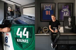 Jonas Nainys pravėrė naujuose namuose įkurto vyrų kambario duris: parodė savo kolekciją