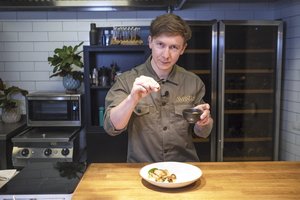 Šefas Deivydas Praspaliauskas siūlo du lengvai paruošiamus mėsos receptus: patiks ir išrankiausiems gurmanams