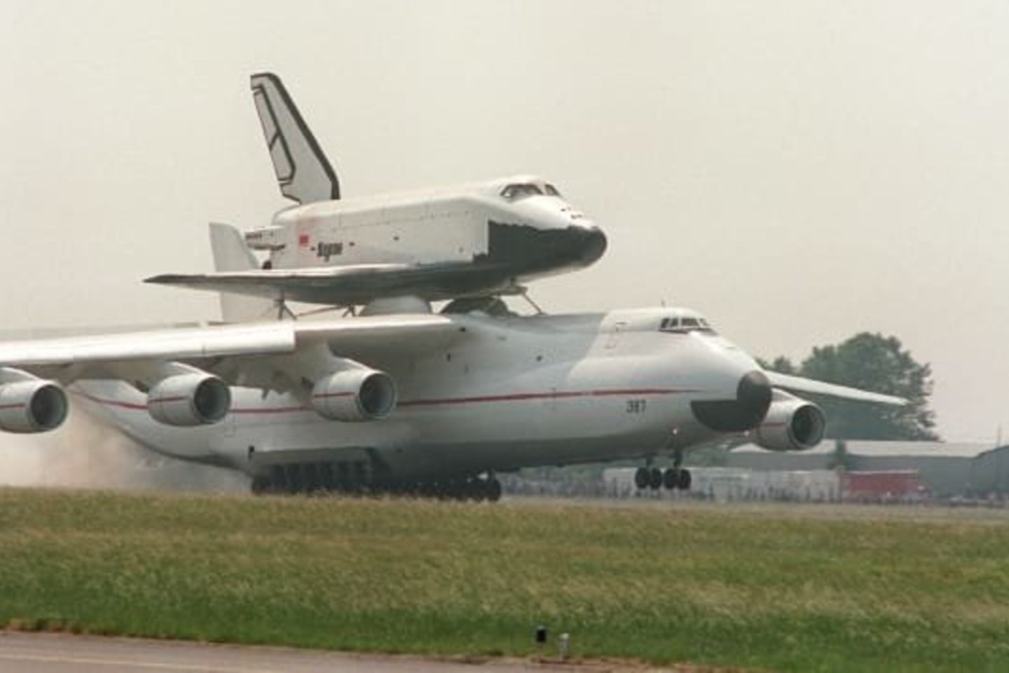AN-225 buvo sukurtas taip, kad galėtų gabenti sovietų erdvėlaivį „Burane“.<br>Gilles Leimdorfer/AFP/Getty nuotr.