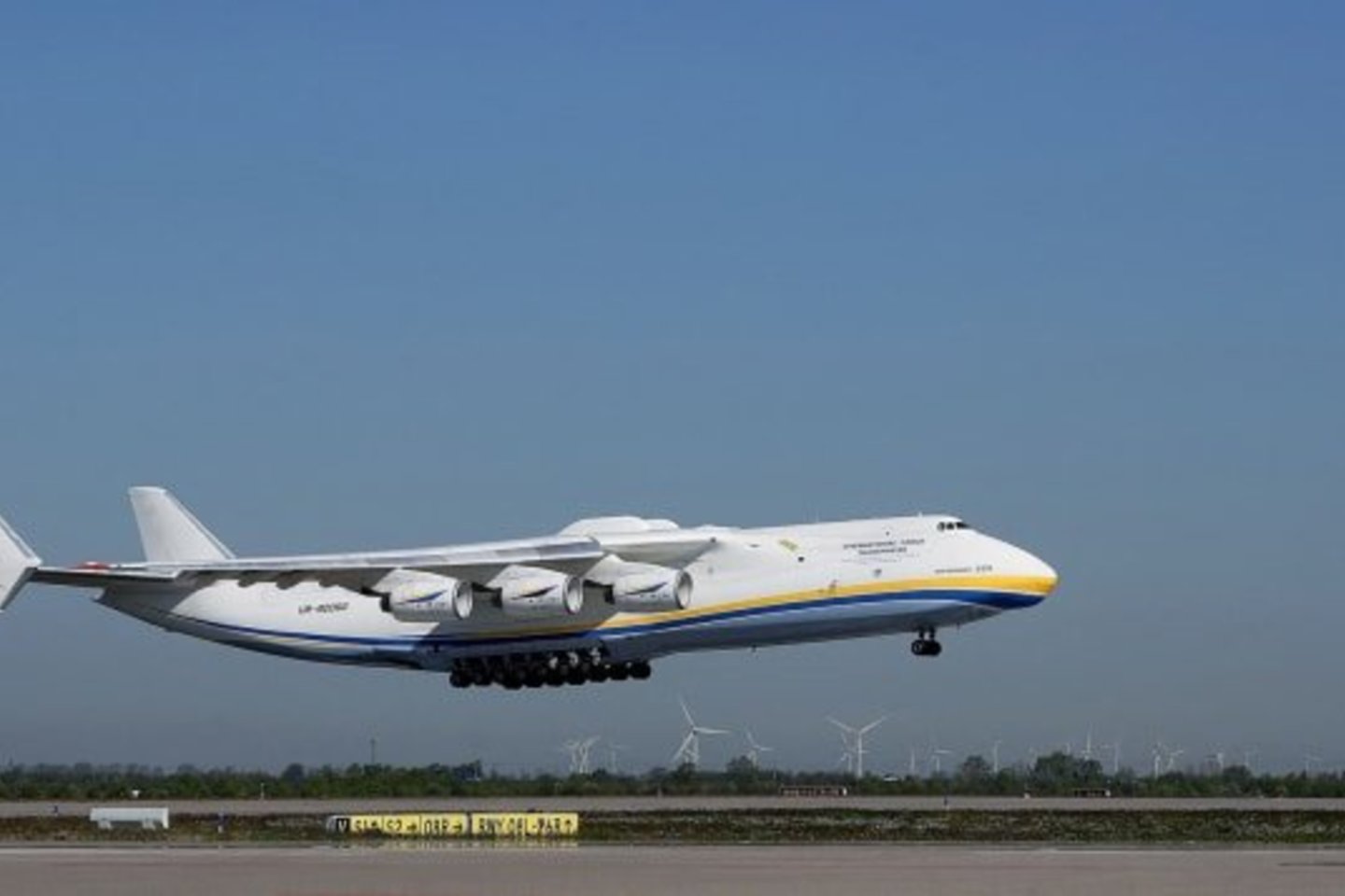 Didžiausias pasaulyje komercinis lėktuvas AN-225 garsėjo visame pasaulyje.<br>Ronny Hartmann/AFP/Getty nuotr.