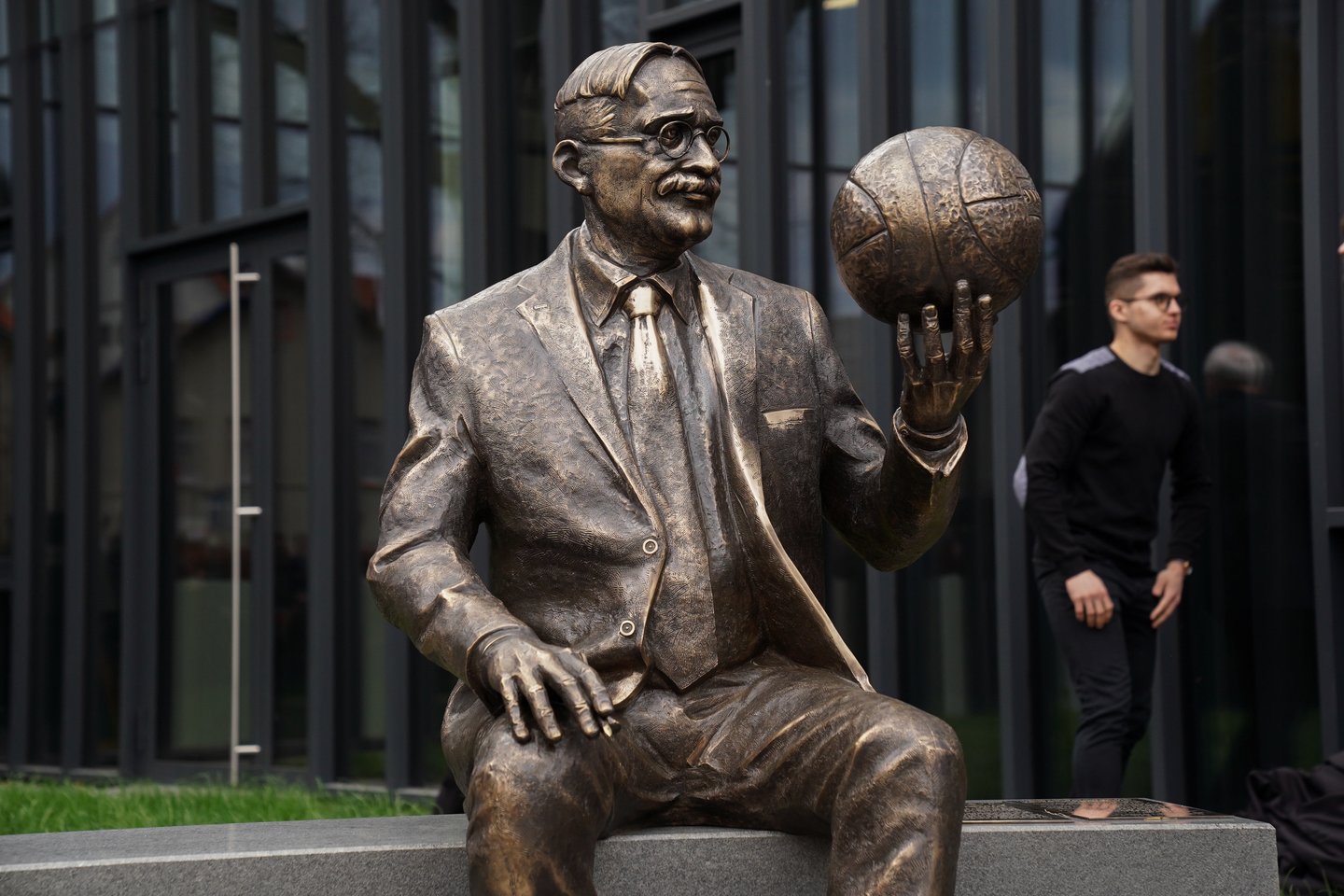  V. Matijošaitis atidengė krepšinio išradėjo J. Naismitho paminklą Kaune<br> V. Bitvinsko nuotr.