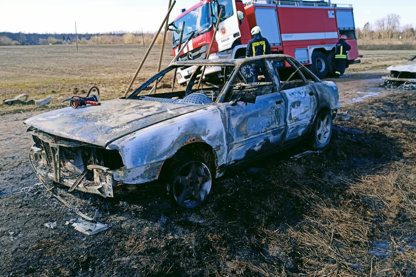  Nuo degančios žolės Šiaulių rajone užsiliepsnojo ir sudegė BMW.<br> Facebook/Valstybinė priešgaisrinė gelbėjimo tarnyba nuotr.