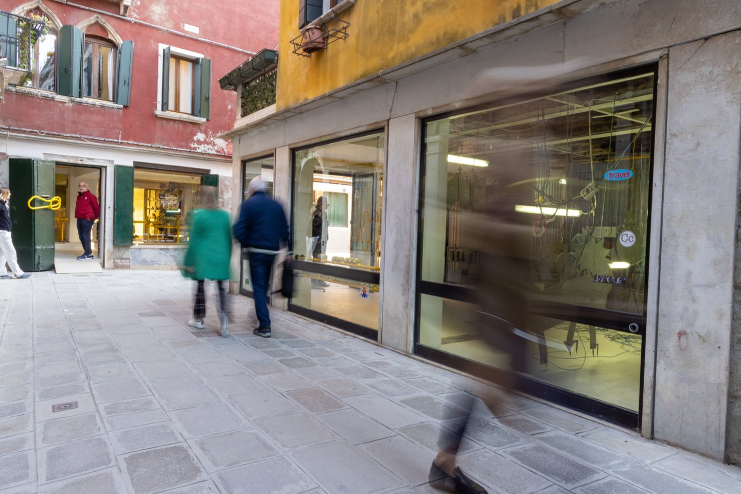 Šalia Venecijos parduotuvėlių įsikūręs Lietuvos paviljonas pasiūlė savą produkciją ir tapo vartais į kvartalą.<br>R.Narkaus nuotr.