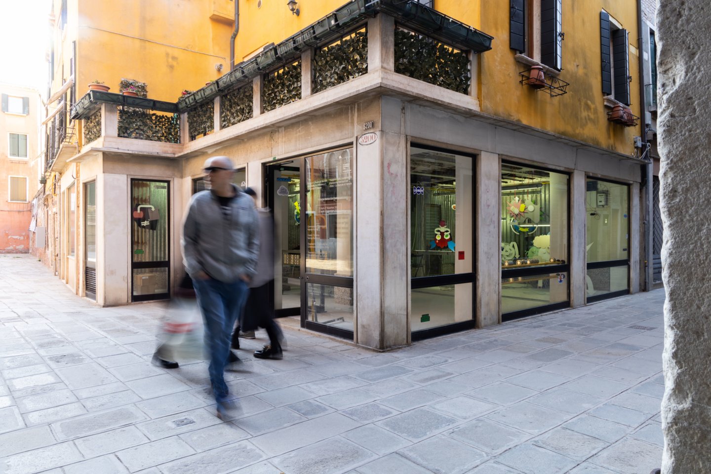 Šalia Venecijos parduotuvėlių įsikūręs Lietuvos paviljonas pasiūlė savą produkciją ir tapo vartais į kvartalą.<br>R.Narkaus nuotr.