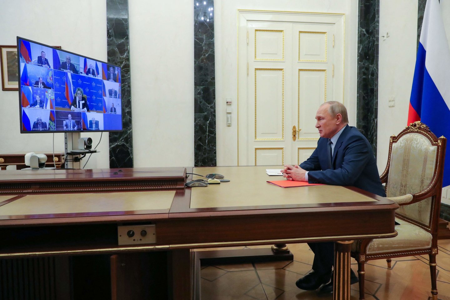 V. Putinas dalyvauja virtualiame susitikime su Rusijos saugumo taryba balandžio 22 d.<br>AFP/Scanpix nuotr.