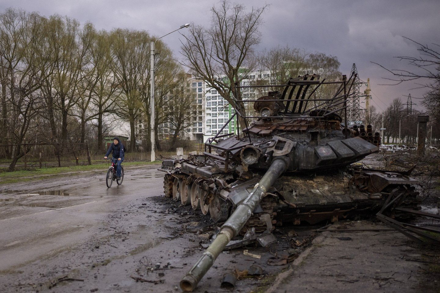 Karas Ukrainoje, sunaikintas Rusijos tankas Černigove.<br>AP/Scanpix nuotr.