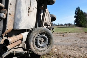 Širvintų r. po smūgio į stotelę vertėsi „Ford“, nukentėjo moteris ir vaikas