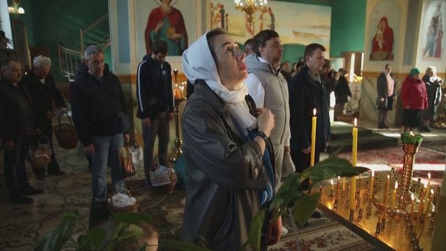 Nepaisant galimų Rusijos išpuolių, ukrainiečiai dalyvavo Velykų mišiose: atvyko nešini puošniais margučiais