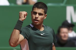 Neeilinis charakteris: prie sienos priremtas teniso perlas C. Alcarazas atsitiesė ir žengė į finalą Barselonoje