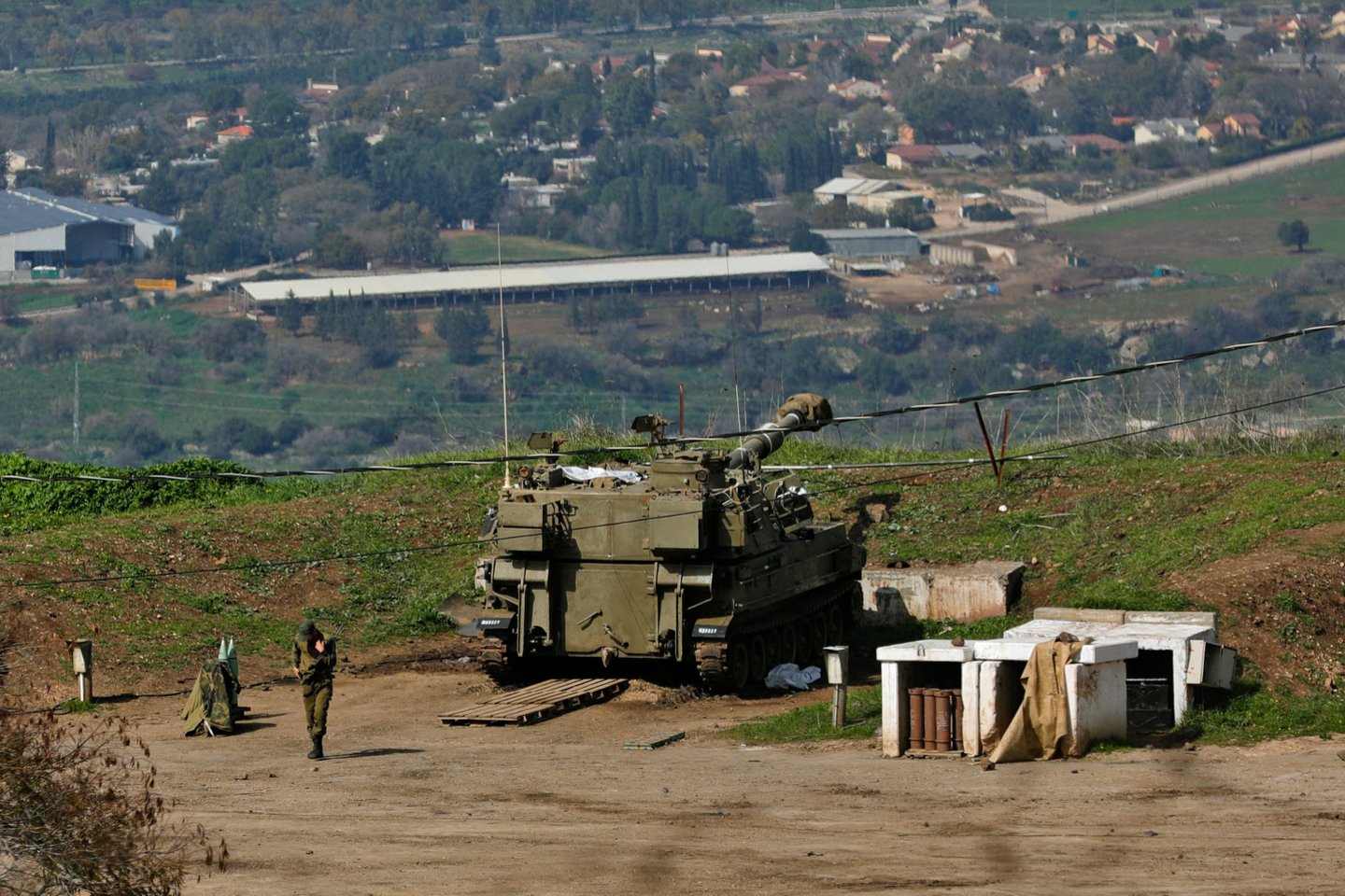 Nuotraukoje matyti amerikiečių gamybos 155 mm savaeigė haubica M109, dislokuota netoli sienos su Libanu Izraelio aneksuotose Golano aukštumose.<br> AFP/Scanpix asociatyvi nuotr.