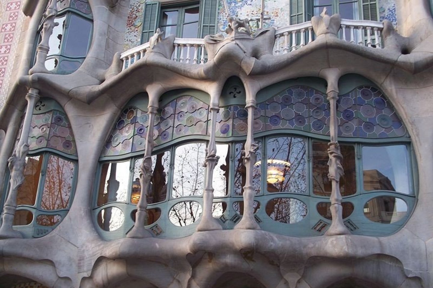 Antoni Gaudi suprojektuotas „Casa Batllo“ namas buvo projektuojamas ir statomas kaip šeimos namas, tačiau po atnaujinimo yra naudojamas visuomenės bei privačioms reikmėms.<br>Wikipedia / archdaily.com nuotr.