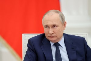 V. Putinas pasveikino E. Macroną su perrinkimu ir palinkėjo jam sėkmės