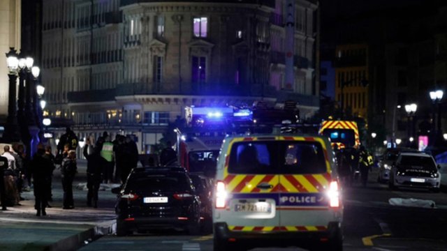 Po E. Macrono pergalės rinkimuose – incidentas Paryžiuje: policija nušovė du asmenis automobilyje