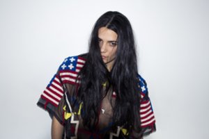 Menininkė Clara Furey ir jos šokio orbitos: budinti, pulsuoti, nesustoti