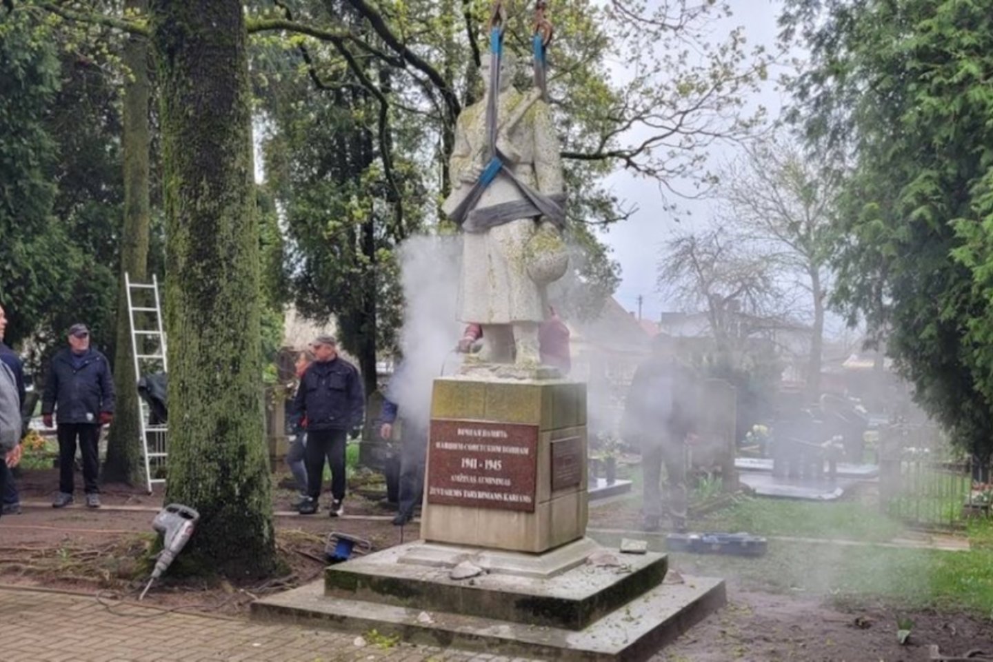  Kėdainių rajone nukeliami du paminklai sovietų kariams.<br> Kėdainių rajono savivaldybės nuotr.