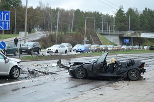 Atskleidė daugiau šiurpių detalių dėl BMW avarijos Vilniuje: dar techninės apžiūros metu automobilyje buvo užfiksuoti keturi trūkumai