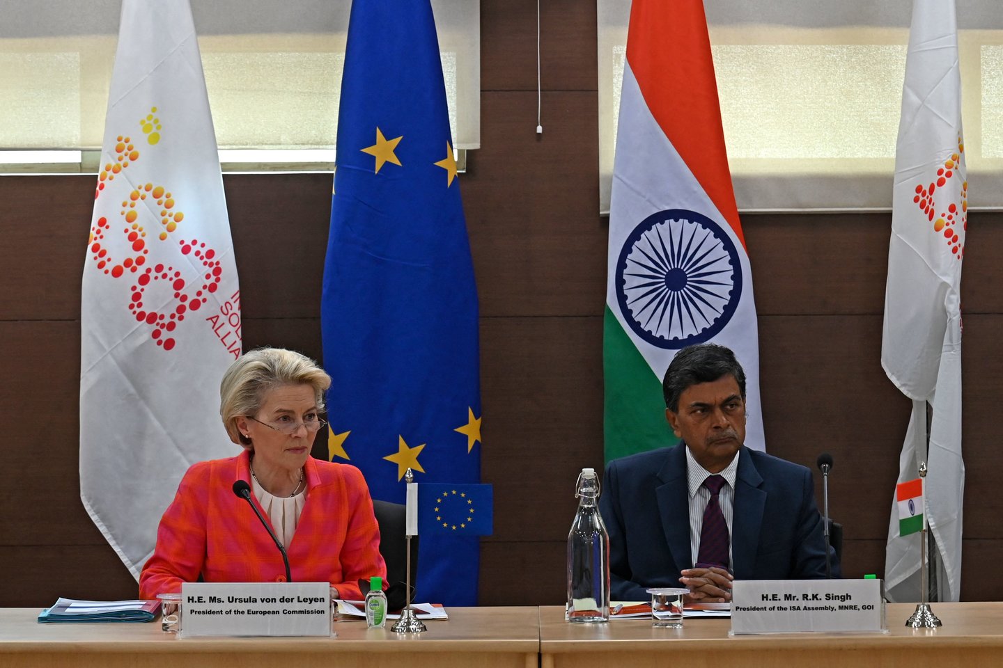 Europos Komisijos vadovė Ursula von der Leyen lankėsi Delyje.<br>AFP/Scanpix nuotr.