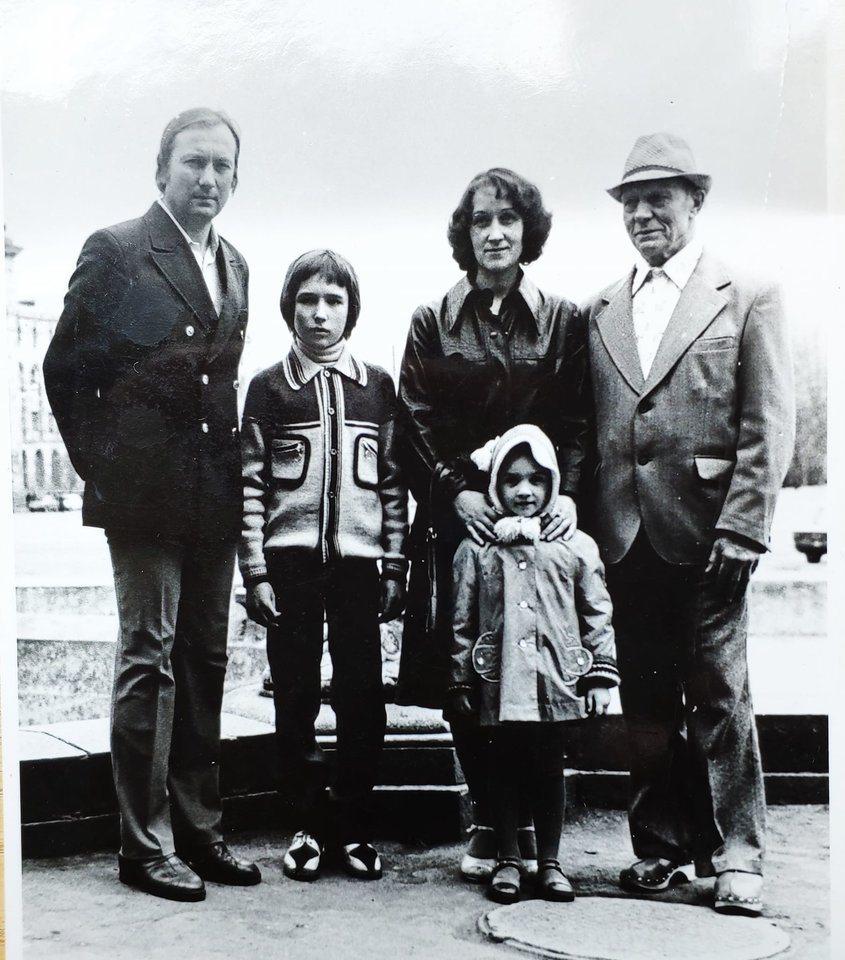  Diana ir Arvydas su tėvais.<br> Asmeninio archyvo nuotr.