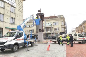 Varinis gaidys vėl plasnoja sparnais ir netgi sveikinasi su šauliečiais ir miesto svečiais