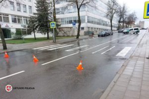 Šiauliuose automobilis perėjoje partrenkė moterį ir paspruko – senolė ligoninėje mirė
