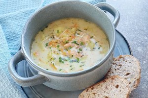 Tiršta, soti ir kvapni lašišos sriuba su lydytu sūreliu