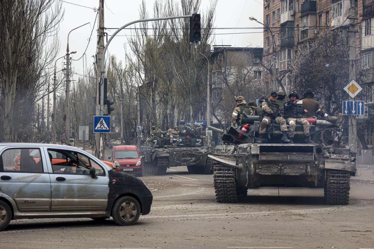 Karas Ukrainoje, Rusijos tankai Mariupolyje.<br>AP/Scanpix nuotr.