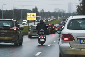 Seimas suvienodino administracinę atsakomybę už greičio viršijimą motociklų ir automobilių vairuotojams