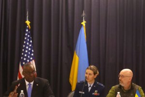 JAV žada „versti kalnus“ stiprinant Ukrainos gynybą