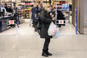 Daugeliui prekių brangstant gyventojai jau taupo net maisto sąskaita