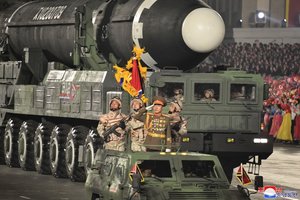 Šiaurės Korėja pristatė savo tarpžemyninę raketą ir užsiminė apie branduolinių pajėgų misijas