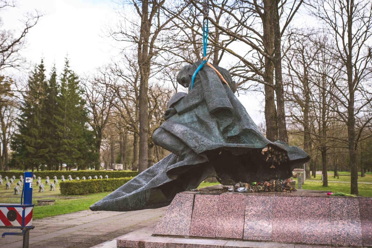 Skulptūra iš Aukštųjų Šančių kapinių laikinai išgabenta į „Kauno švaros“ teritoriją.<br>kaunas.lt nuotr.
