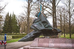 Kaune, Aukštųjų Šančių kapinėse, nuimtas paminklas sovietų kariams