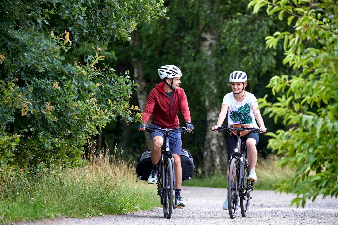 Sėdant ant dviračio privalu nepamiršti šalmo, akinių, pravers dviratininkams skirta apranga ir batai, skirti patogiai minti pedalus.