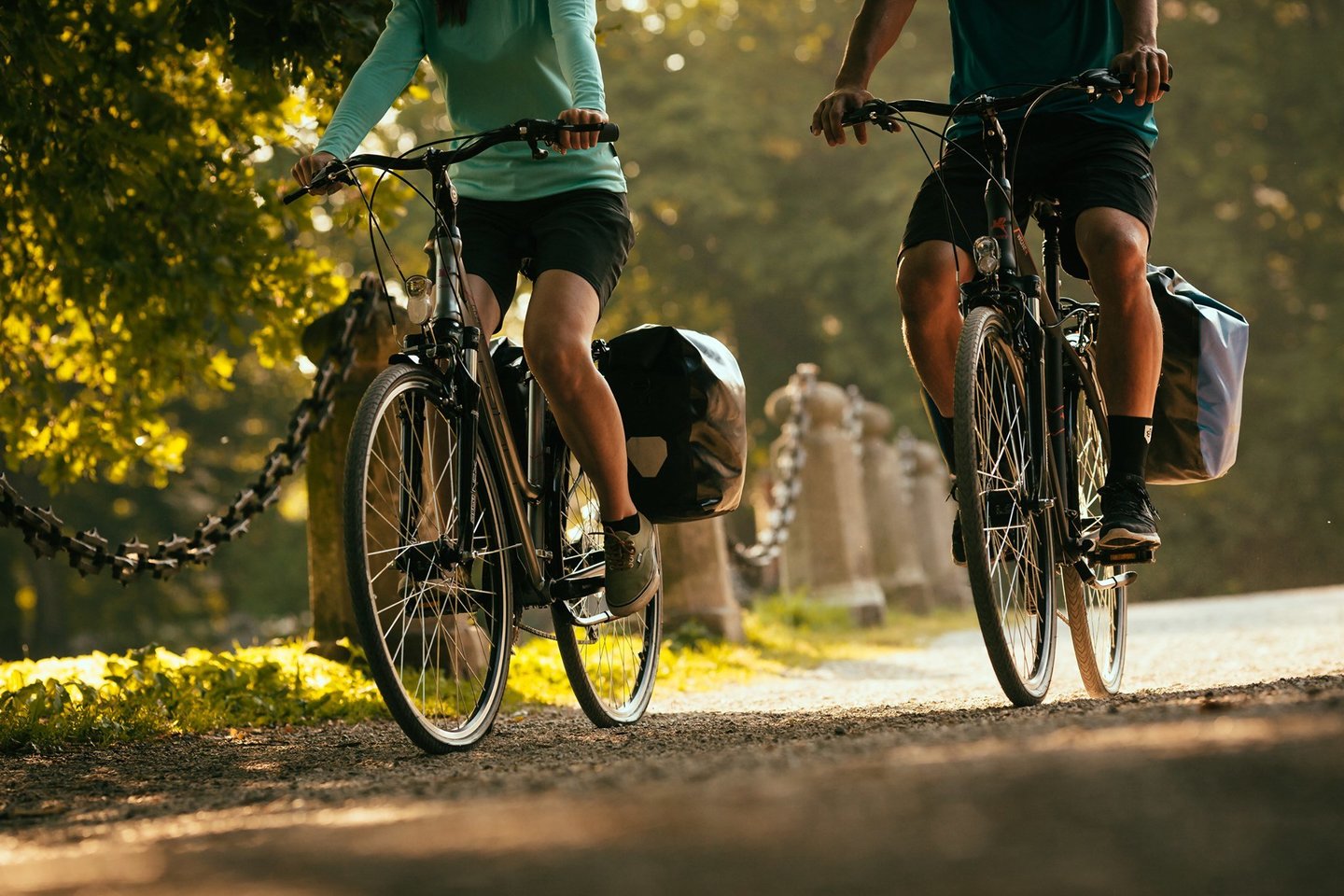 Sėdant ant dviračio privalu nepamiršti šalmo, akinių, pravers dviratininkams skirta apranga ir batai, skirti patogiai minti pedalus.
