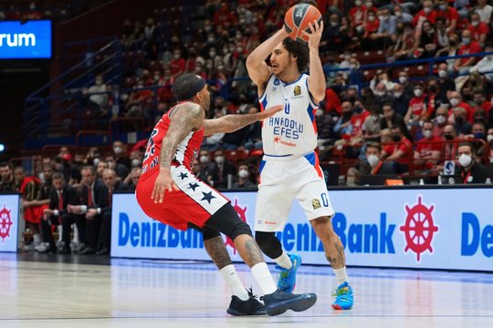 Eurolygos ketvirtfinalyje čempionai priartėjo prie tikslo: „Anadolu Efes“ įrodė pranašumą prieš „Olimpia“