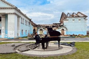Lietuvos pianistas Darius Mažintas grojo prie Irpinės kultūros namų griuvėsių