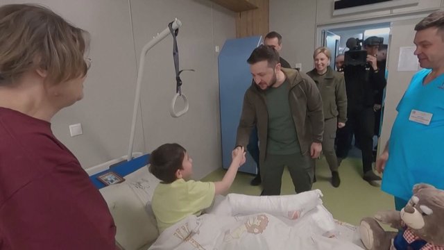 V. Zelenskis apsilankė Kyjivo ligoninėje: pradžiugino sužeistus vaikus ir įteikė dovanas