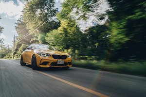 BMW priverstas kuriam laikui stabdyti savo gamyklą: trūksta elektros instaliacijos komponentų