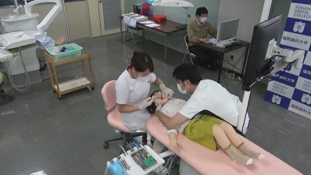Japonijoje vaiko dydžio robotas geba imituoti medicininius simptomus: bus skirtas mokyti odontologus